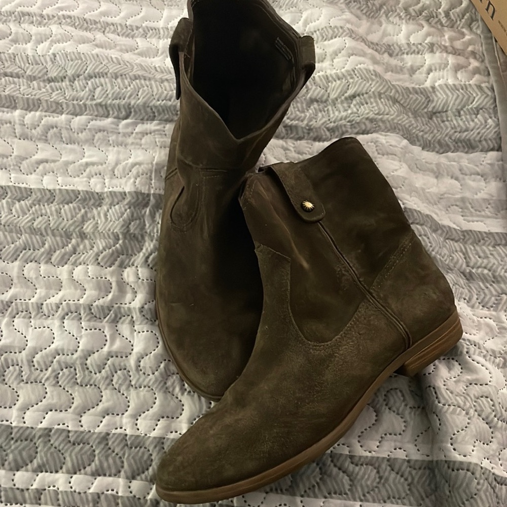 Bass Cynthia size 8 taupe suede bootie excellent